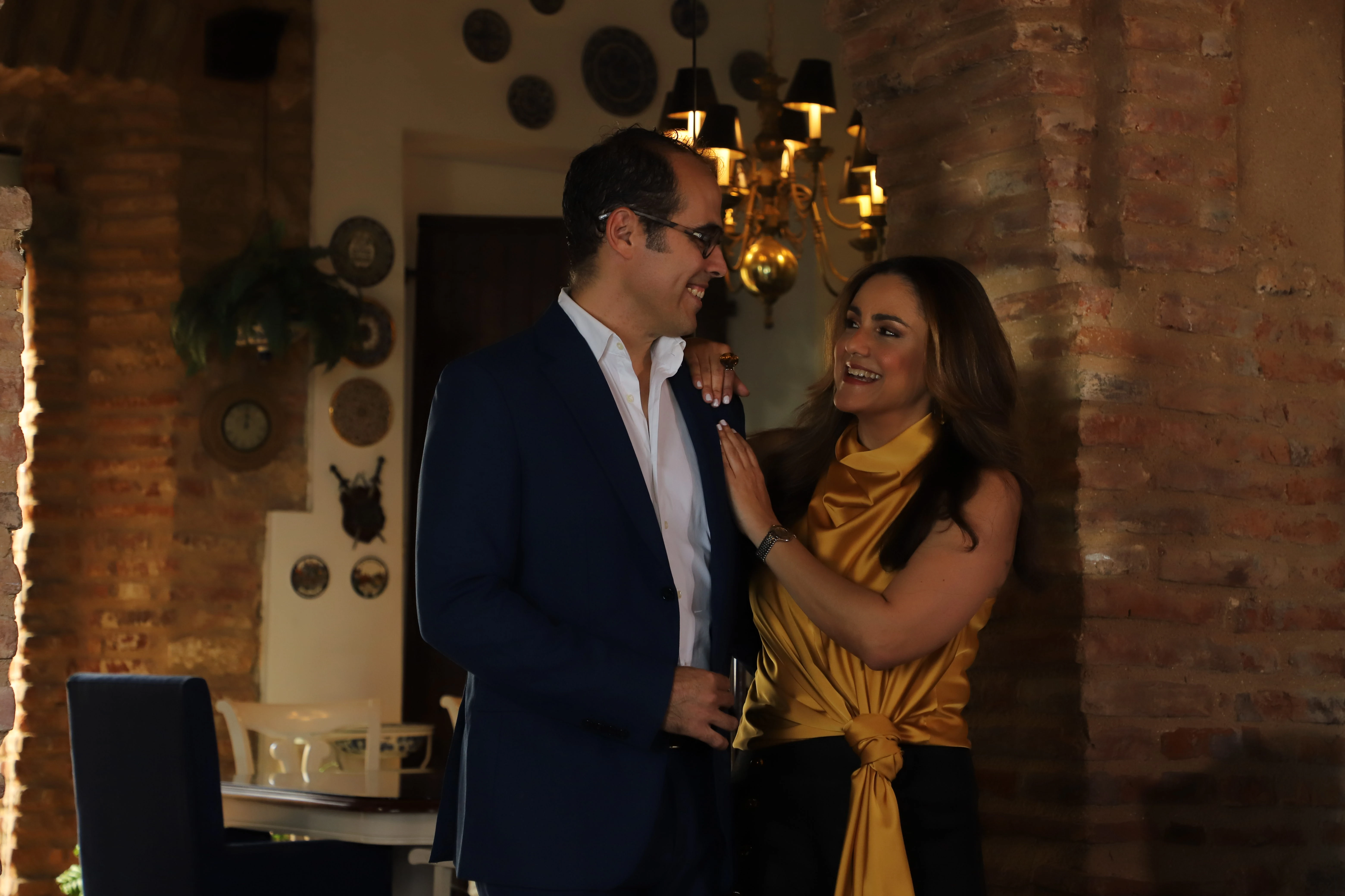 Guillermo Sánchez y Raquel Fiallo compartiendo una sonrisa en un interior de materiales cálidos