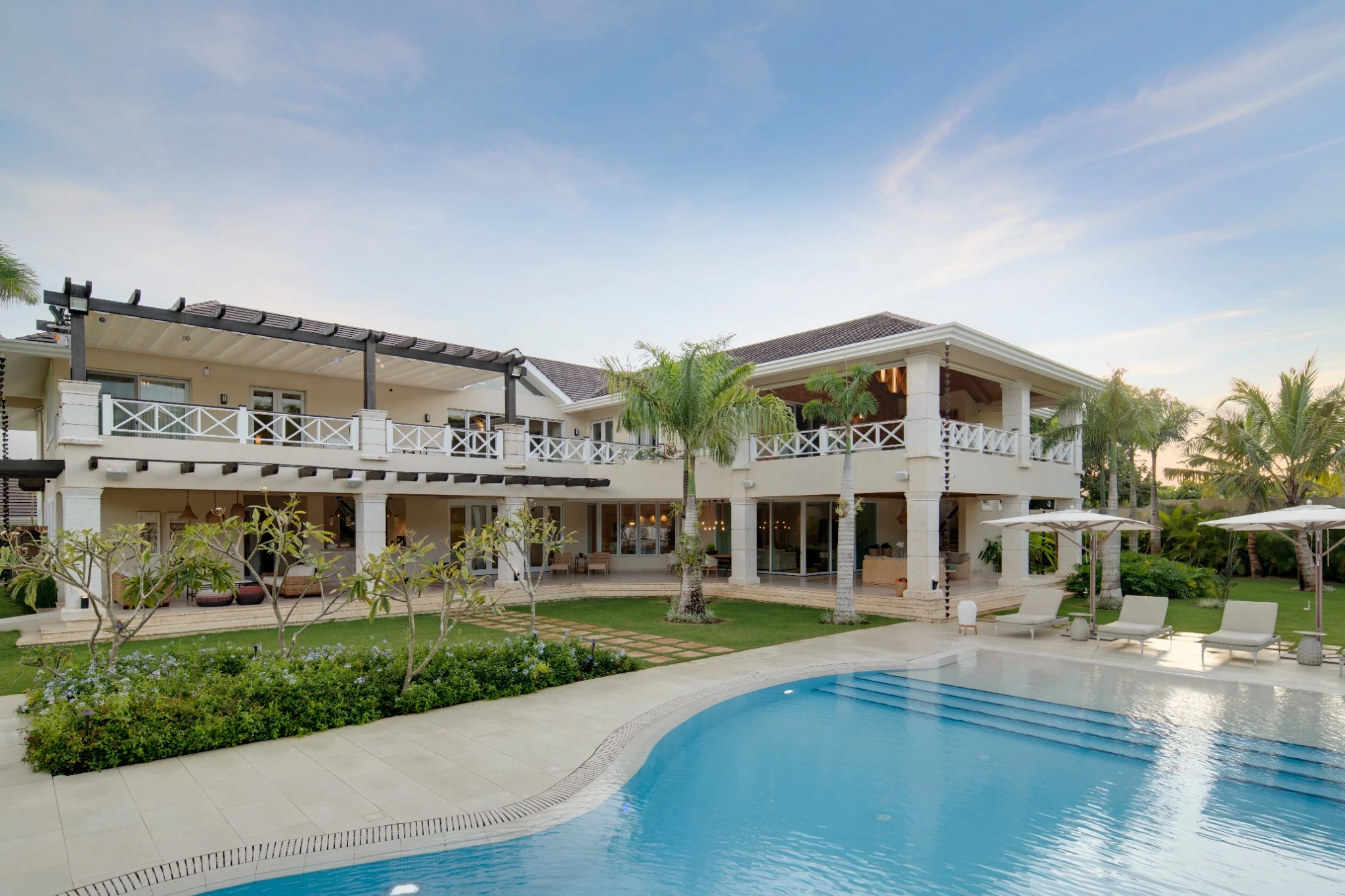 Residencia de dos niveles con terrazas, jardín y piscina
