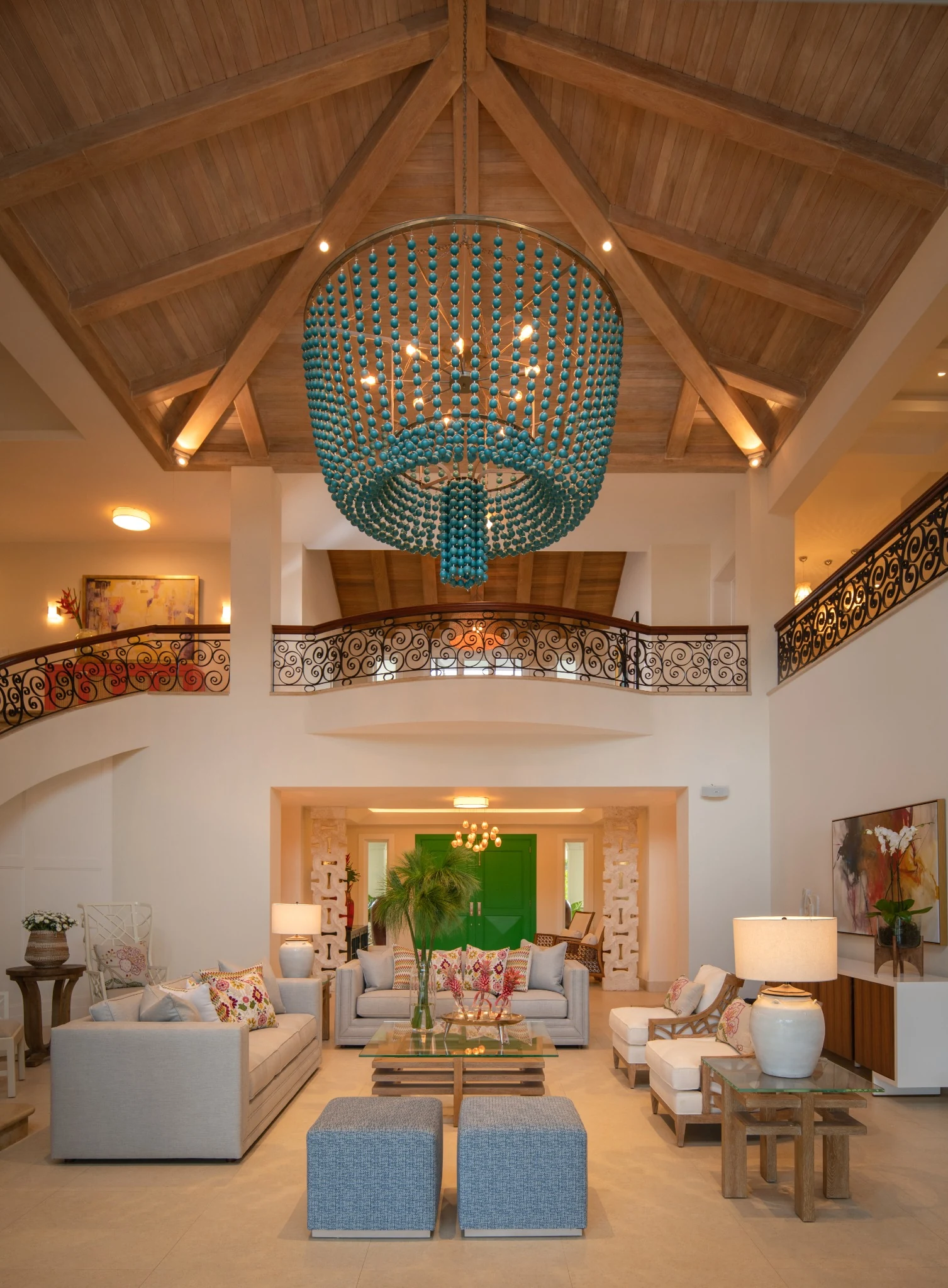 Salón de doble altura con techo de madera y luminaria suspendida